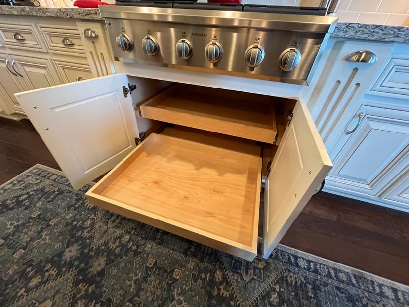 Kitchen range with pull-out shelves